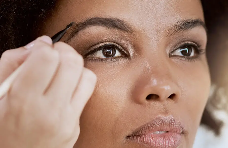 رنگ ابرو تیره یا روشن؛ مسئله این است!