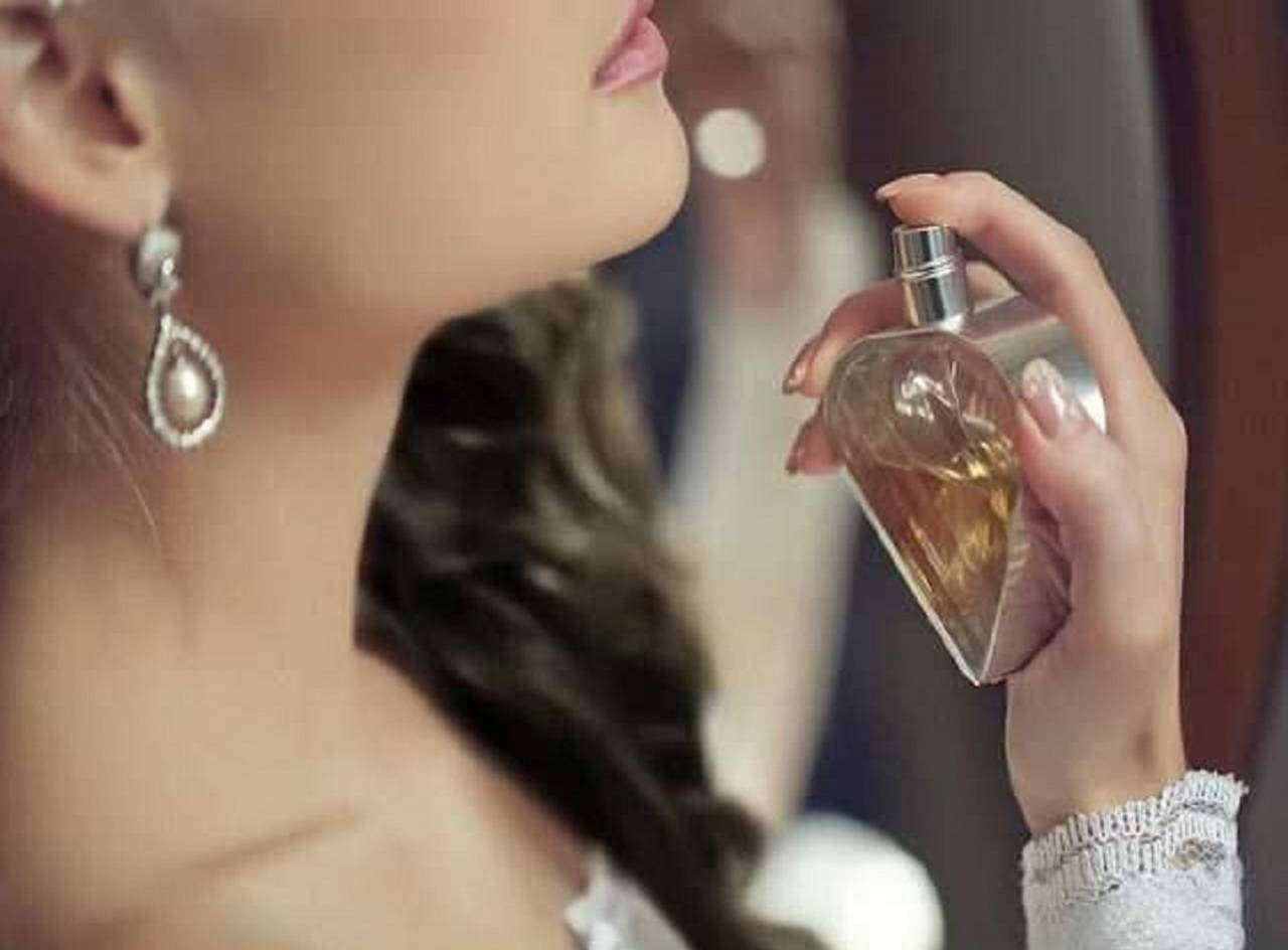 اسپری کردن عطر به گردن زن - افزایش ماندگاری عطر و ادکلن