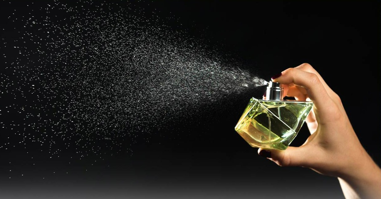 اسپری کردن عطر در هوا - افزایش ماندگاری عطر و ادکلن