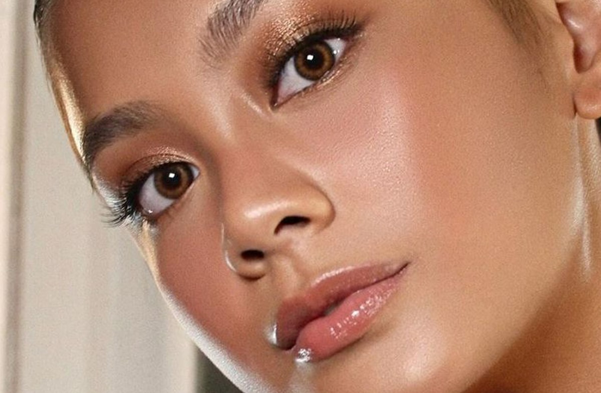 پوست برنز براق - ترند آرایشی ۲۰۲۳