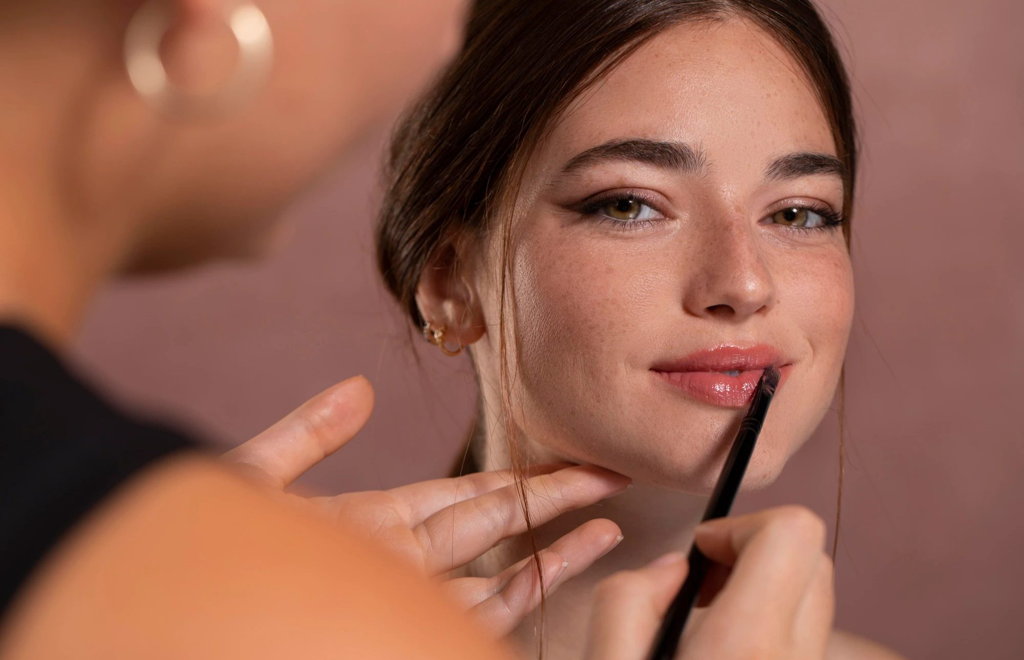 اصل جادویی آرایش جوان کننده صورت رو یاد بگیر ؛ 10 سال جوون تر از اونی که هستی شو ! | فروشگاه اینترنتی آراویرا کشیدن برق لب - آرایش جوان کننده