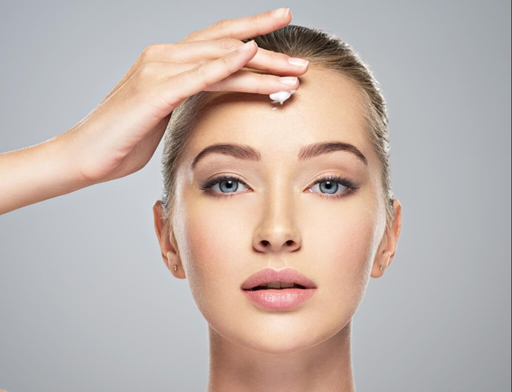 اصل جادویی آرایش جوان کننده صورت رو یاد بگیر ؛ 10 سال جوون تر از اونی که هستی شو ! | فروشگاه اینترنتی آراویرا پاک کردن آرایش - آرایش جوان کننده