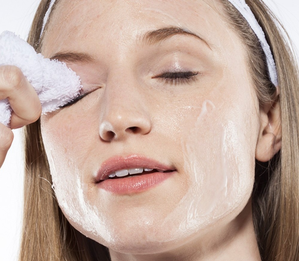 پاک کردن ماسک روی صورت - ماسک برای سفیدی پوست