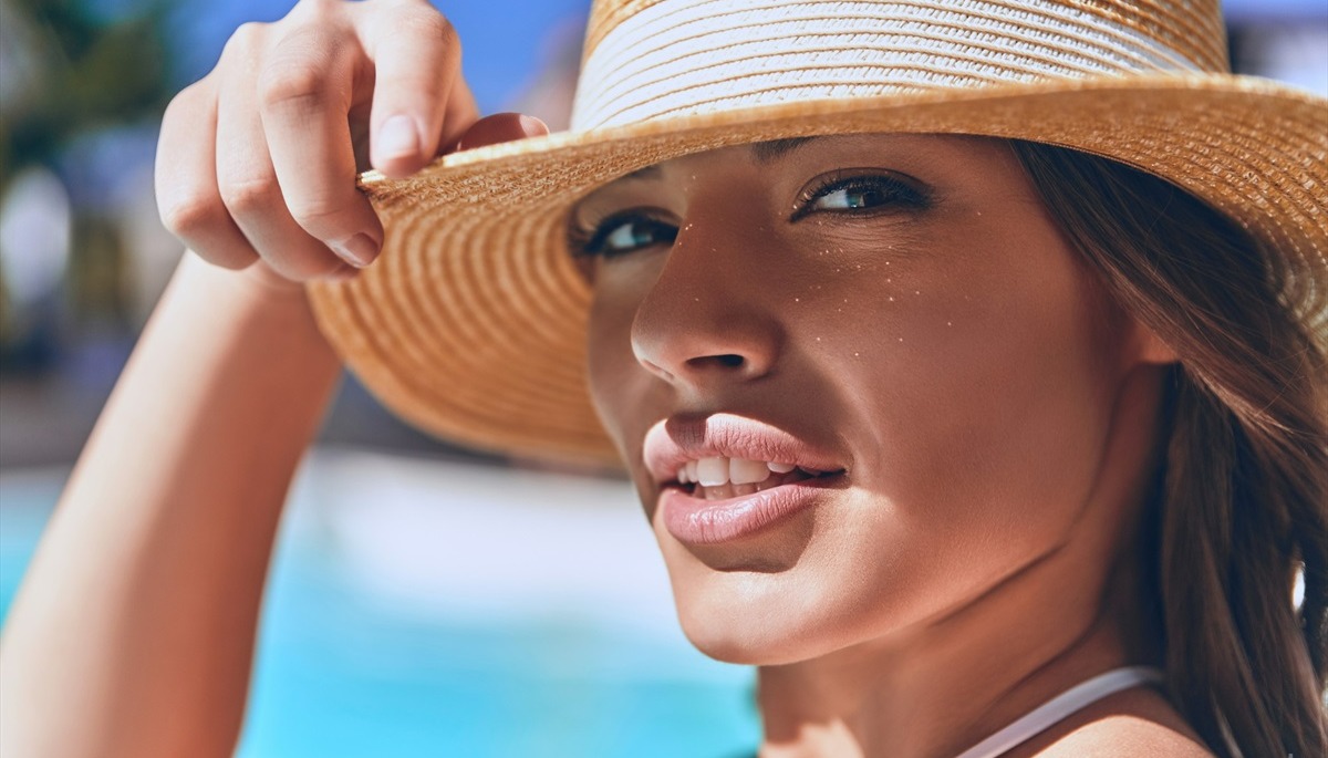 زن با کلاه حصیری - برنزه کردن پوست