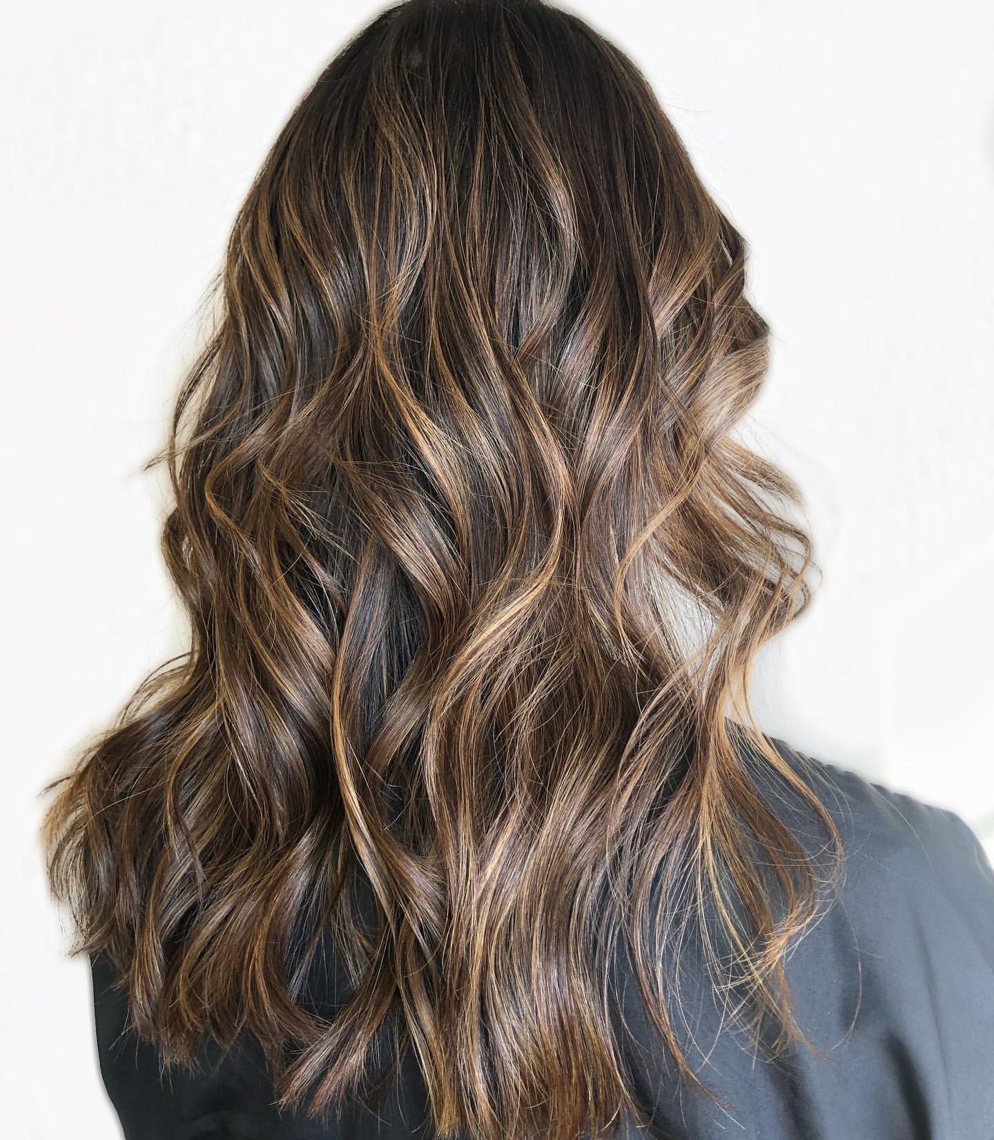 رنگ موی ترند سال 2023 و تاثیر شگفت انگیز آن روی زیبایی شما | فروشگاه اینترنتی آراویرا آمبره و بالیاژ - رنگ موی ترند سال