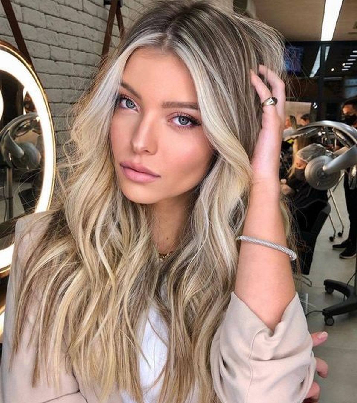 رنگ موی ترند سال 2023 و تاثیر شگفت انگیز آن روی زیبایی شما | فروشگاه اینترنتی آراویرا مش تکه ای جلو مو - رنگ موی ترند سال