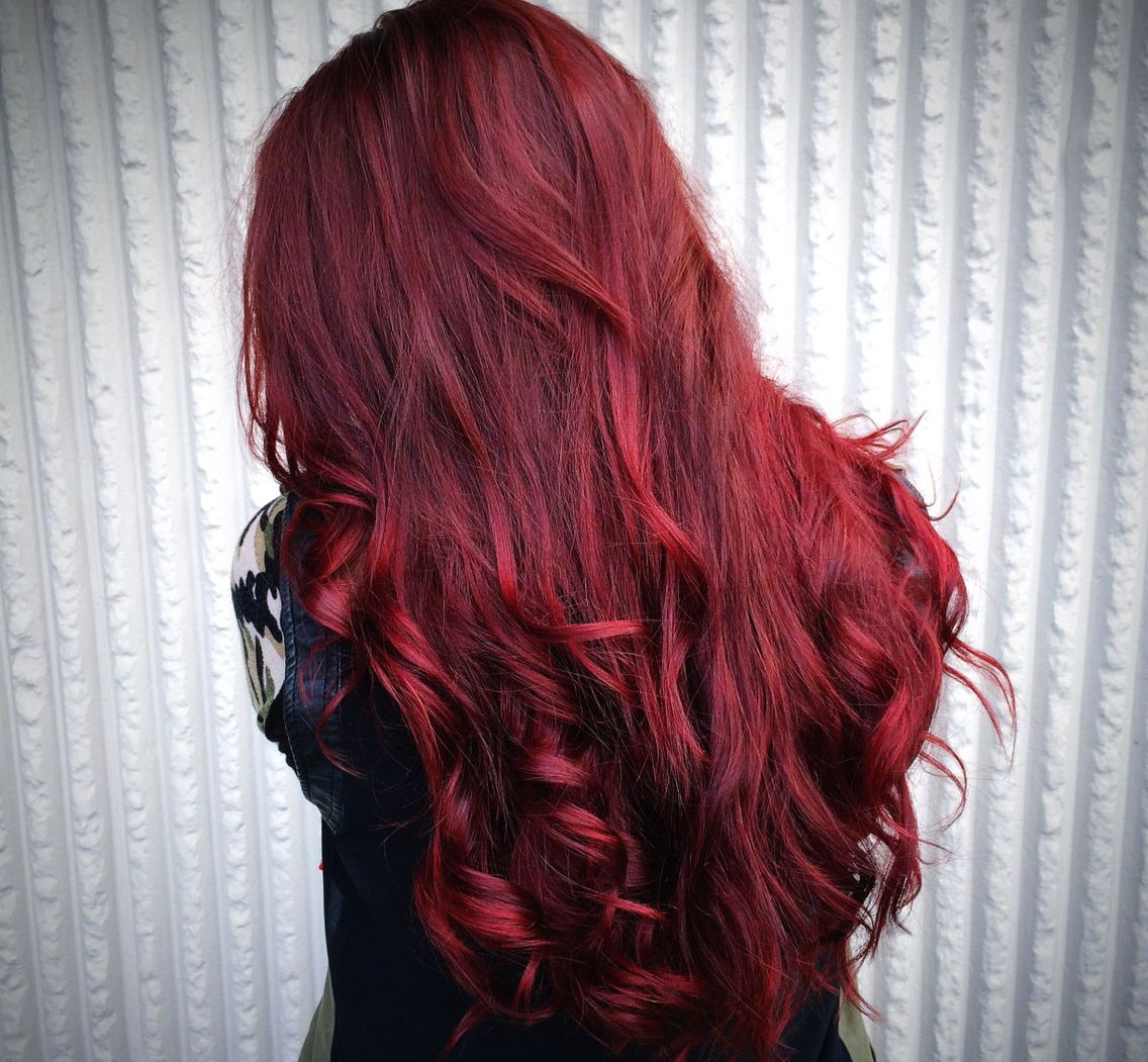 رنگ موی ترند سال 2023 و تاثیر شگفت انگیز آن روی زیبایی شما | فروشگاه اینترنتی آراویرا رنگ ماهگونی - رنگ موی ترند سال