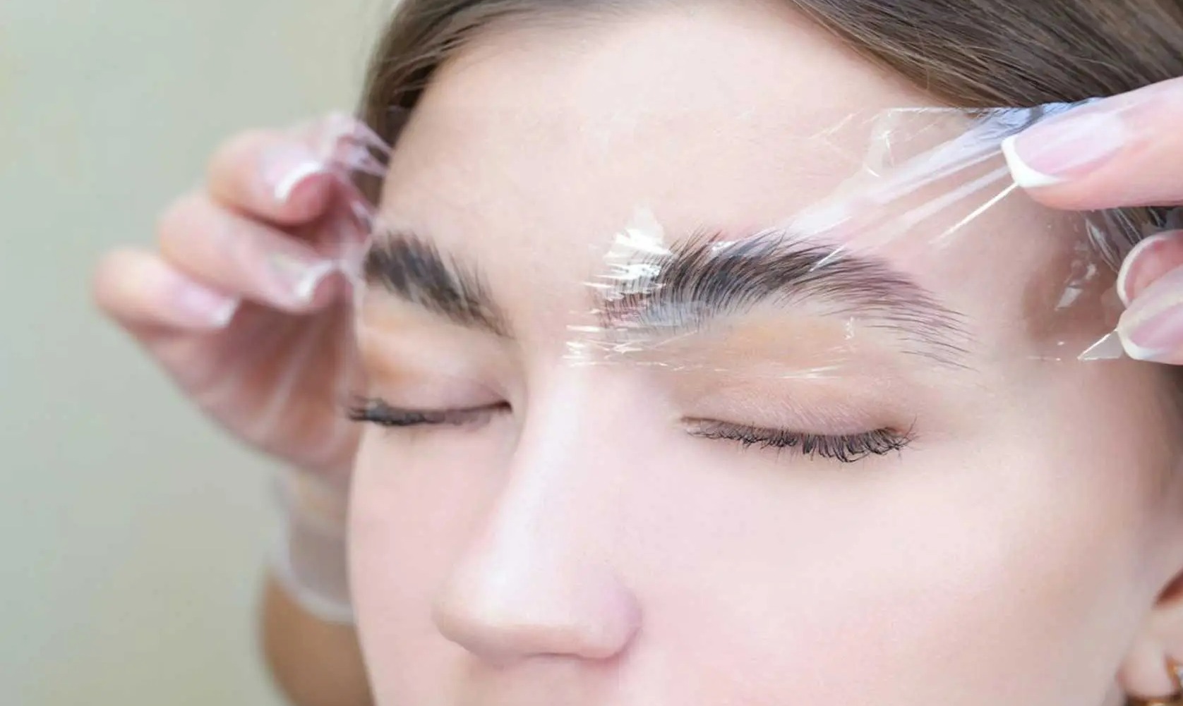 لیفت ابرو در خانه با روش های شگفت انگیز ؛ با کمترین هزینه ابرویی زیبا و پرپشت داشته باشید | فروشگاه اینترنتی آراویرا لیفت ابرو در خانه