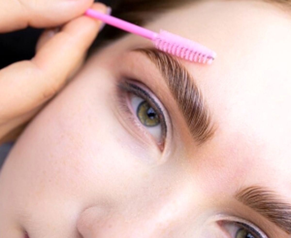 لیفت ابرو در خانه با روش های شگفت انگیز ؛ با کمترین هزینه ابرویی زیبا و پرپشت داشته باشید | فروشگاه اینترنتی آراویرا لیفت ابرو در خانه