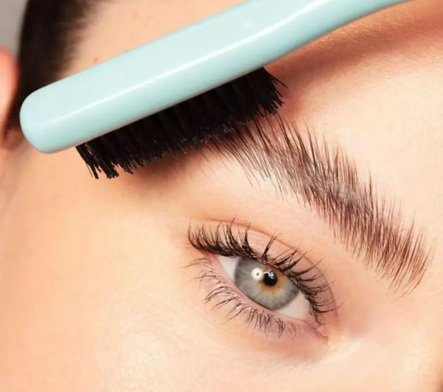 لیفت ابرو در خانه با روش های شگفت انگیز ؛ با کمترین هزینه ابرویی زیبا و پرپشت داشته باشید | فروشگاه اینترنتی آراویرا لیفت ابرو در خانه