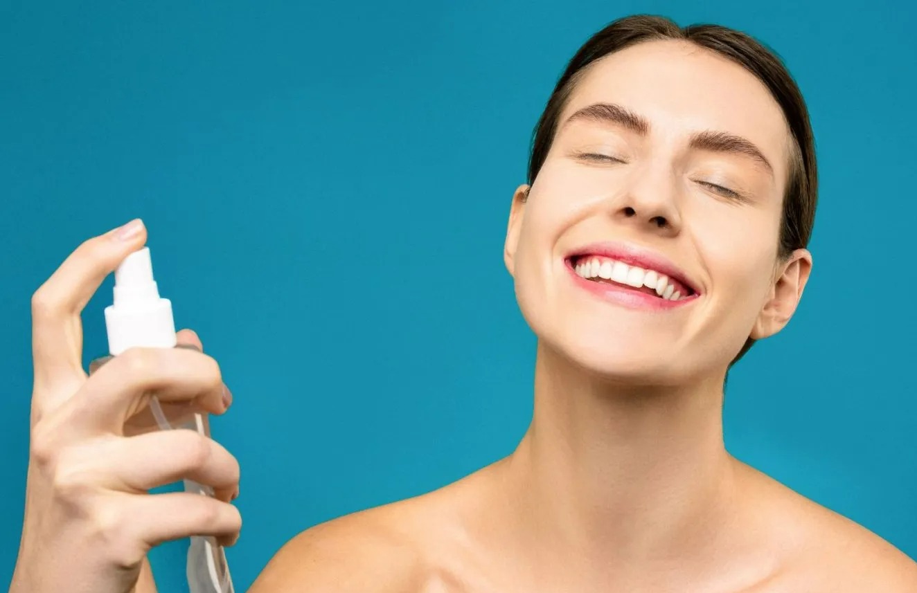 اسپری کردن آب روی صورت - آبرسانی به پوست خشک