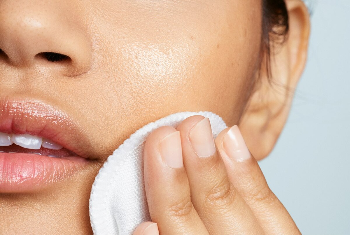 مالیدن کرم با پد به صورت - آبرسانی به پوست خشک