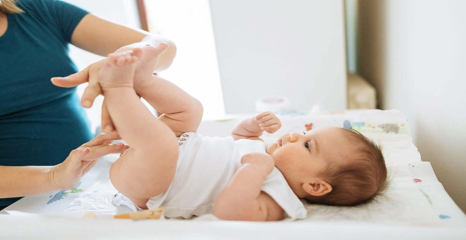 پماد زدن به نوزاد - سوختگی پای نوزاد