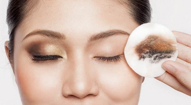 پاک کردن ریمل و آرایش چشم راست و نمایش پد کثیف رو به سمت روبرو