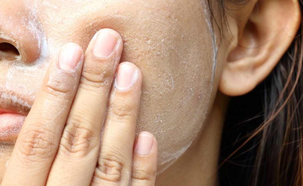 مقداری لاییه بردار روی پوست- پاکسازی پوست صورت