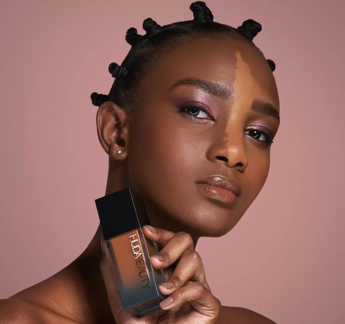 زنی سیاه پوست با کرم پودر هدی بیوتی- بهترین کرم پودر پوست های چرب