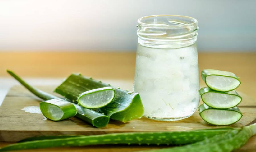شیشه ای از ژل آلوئه ورا و تعدادی آلوئه ورا-رفع سیاهی دور چشم