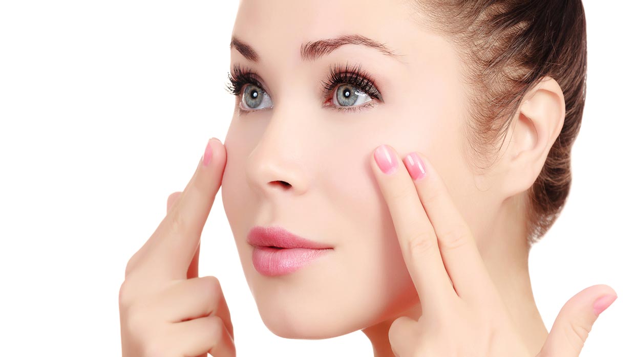 تصویر زنی با چشمان آبی- رفع سیاهی دور چشم