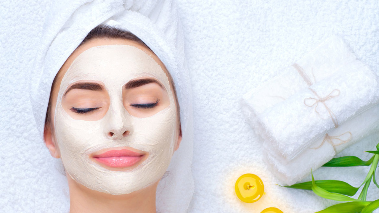زنی با مماسک صورت سفید- ماسک پاکسازی صورت خانگی