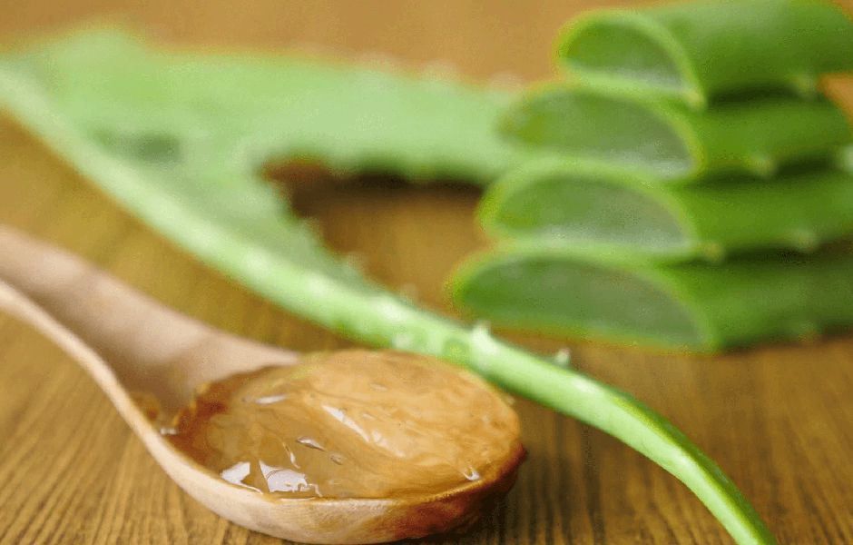 ژل آلوئه ورا روی قاشق چوبی- درمان جوش صورت