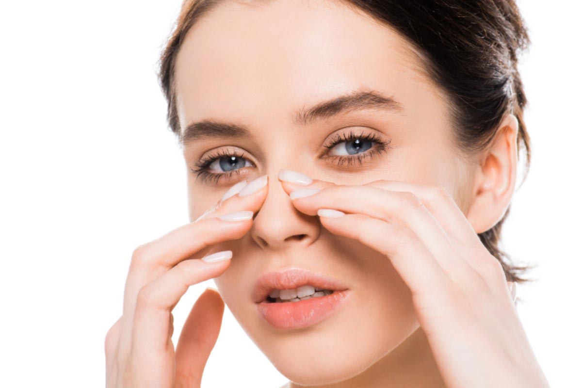 زنی که دست روی جوش بینی دارد- جوش زدن صورت