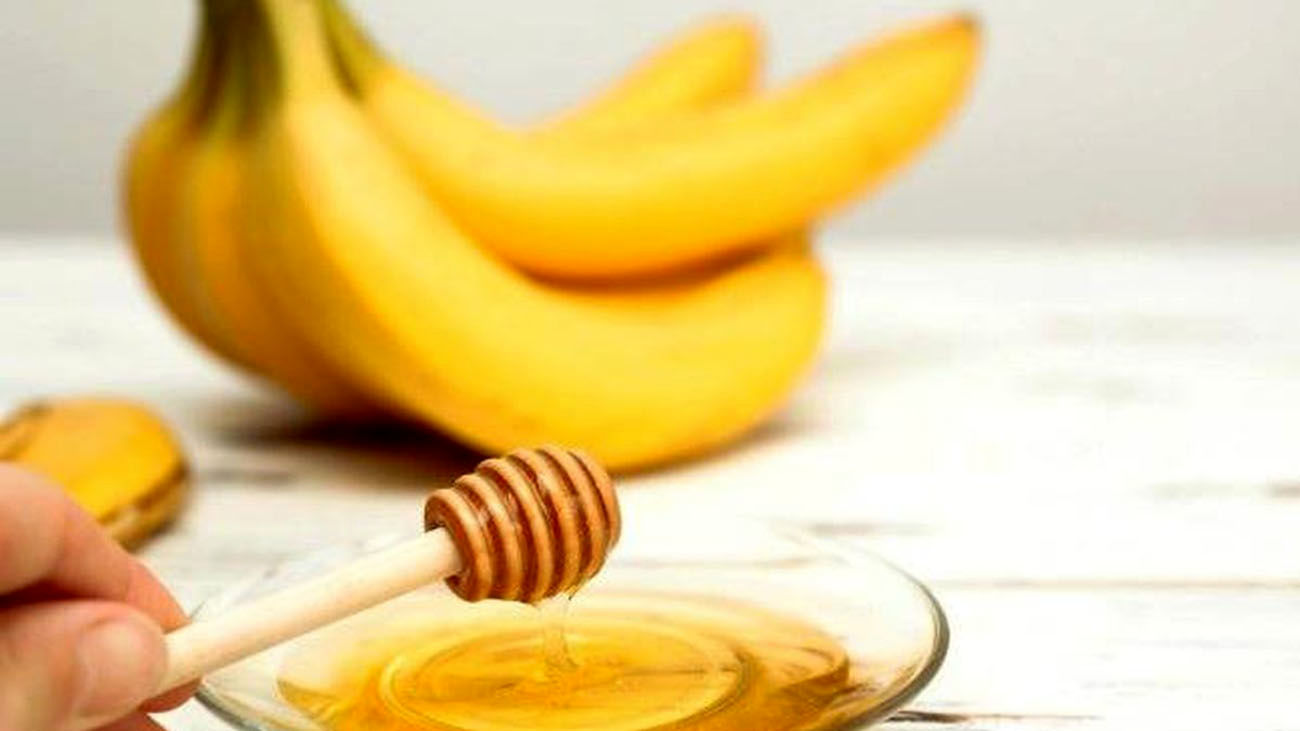 کاسه عسل و تعدادی موز- ماسک های پاکسازی صورت خانگی