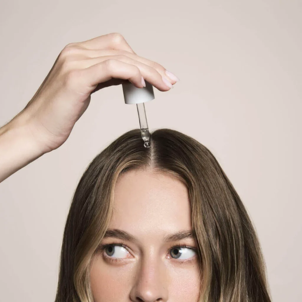 اشتباهات پنهان که اثر سرم مو را کم می‌کند