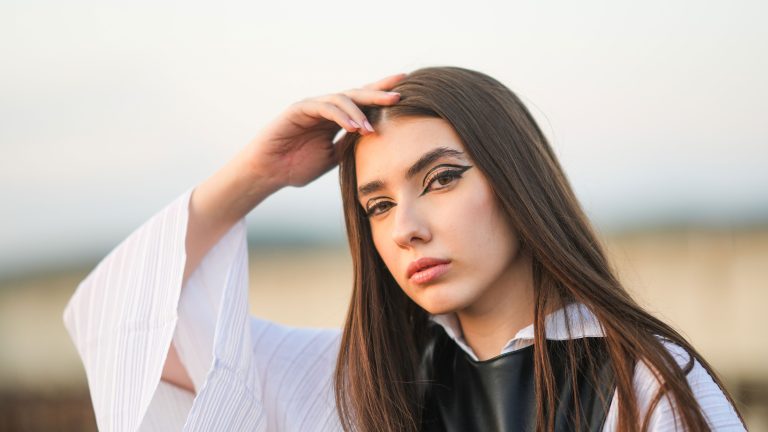 خط چشم‌های بلند و تیز