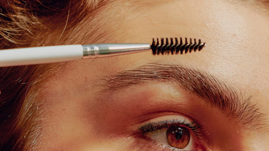 آینده ترند ابروهای نازک و روشن در دنیای مد