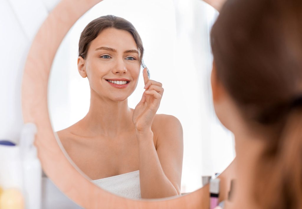 خواص روغن زیتون برای پوست؛ از رفع لک تا آبرسانی عمیق | فروشگاه اینترنتی آراویرا ترکیبات مؤثر و علمی روغن زیتون