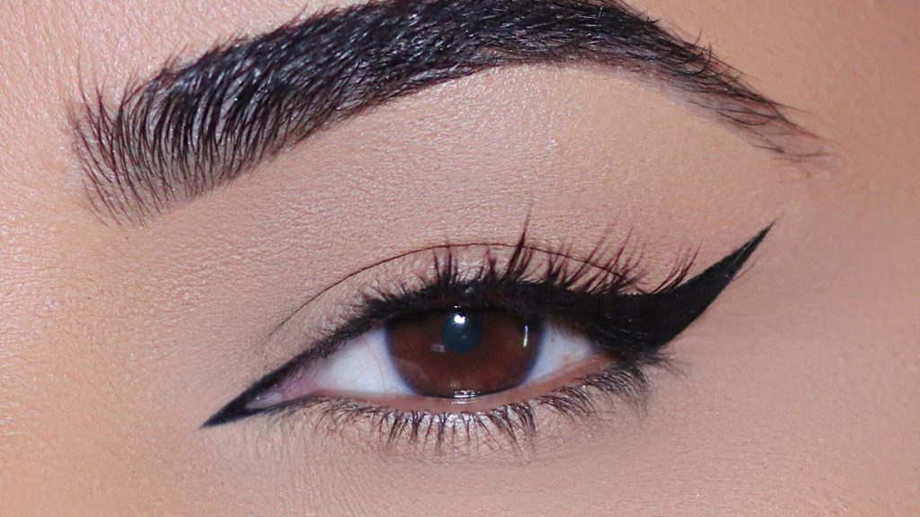 همه چیز درباره خط چشم روباهی؛ از ترند مدل تا نحوه کشیدن | فروشگاه اینترنتی آراویرا خط چشم روباهی چیست؟