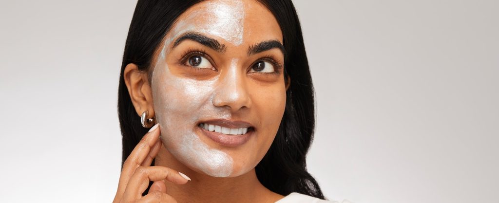 مراحل استفاده از ماسک صورت؛ قدم به قدم