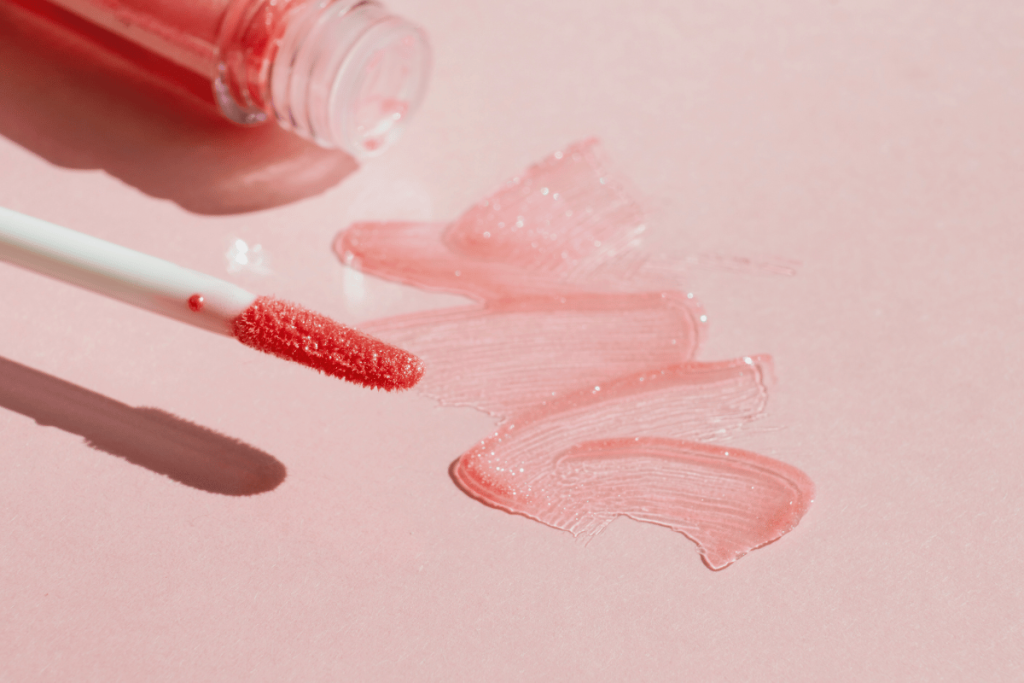 نحوه استفاده از لیپ گلاس برای ماندگاری بیشتر