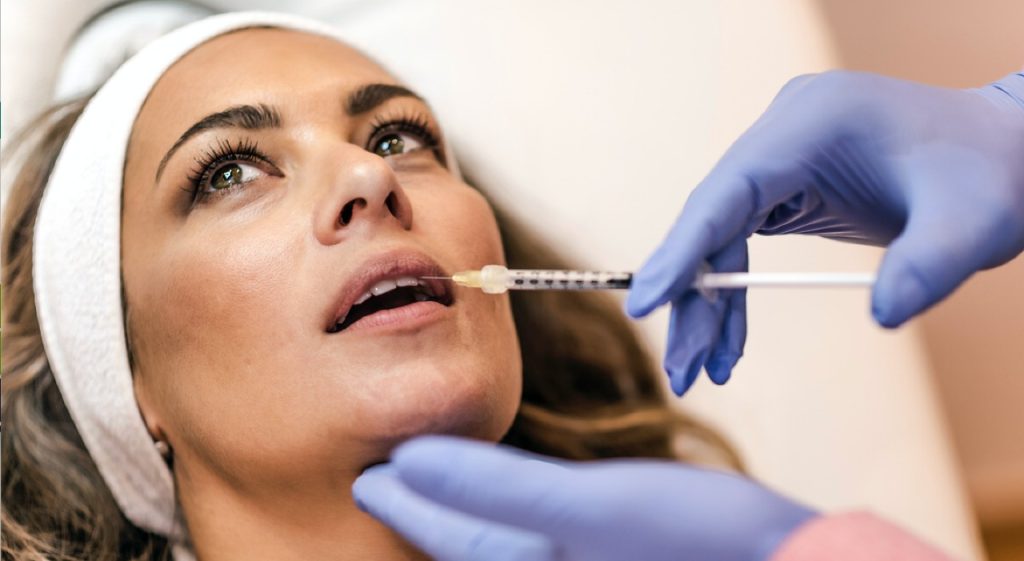 درمان تخصصی تیرگی لب در کلینیک