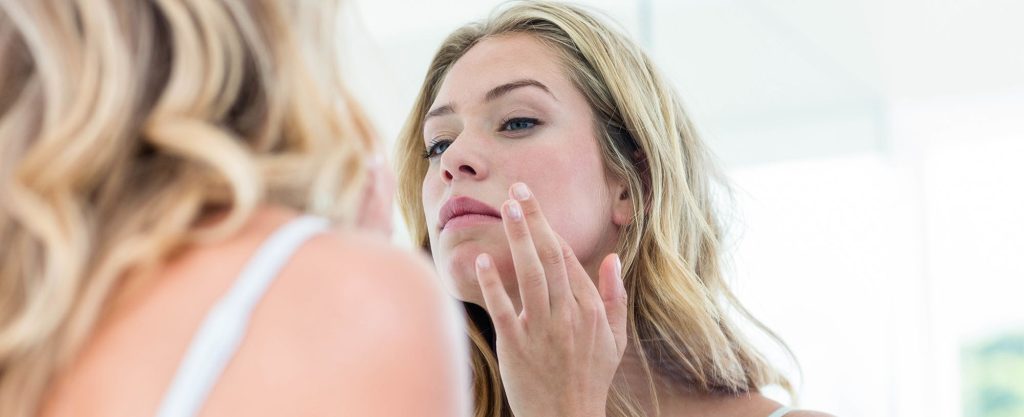 تفاوت میلیا و آکنه؛ تفاوتها، دلایل و بهترین روشهای درمان هرکدام | فروشگاه اینترنتی آراویرا روشهای درمان میلیا صورت